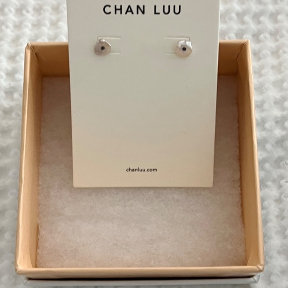 NWT Chan Luu Pearl Stud Earrings - Picture 2 of 13